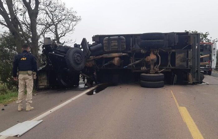 Acidente envolvendo três caminhões deixa feridos na BR-290