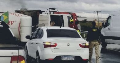 Caminhão betoneira tomba na freeway