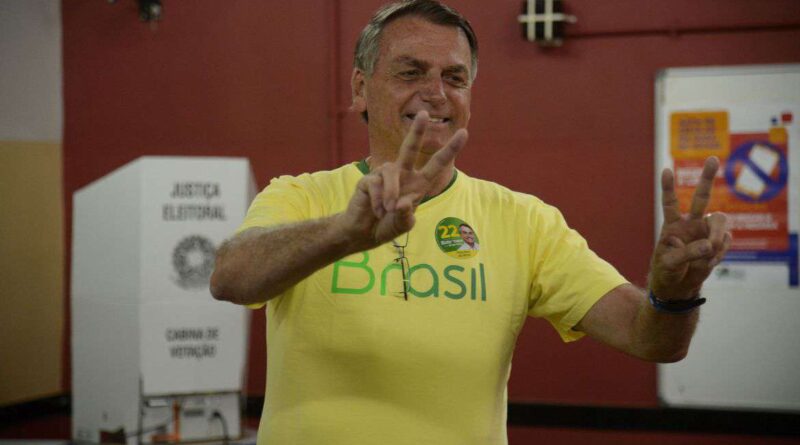 Após votar, Bolsonaro diz estar confiante na vitória