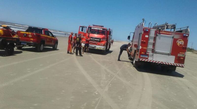 Bombeiros são acionados para atender homem que não conseguia sair do mar, mas não era bem isto