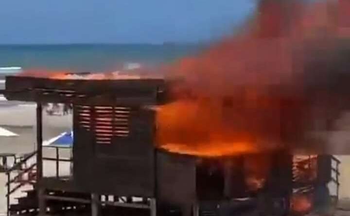 Quiosque é destruído pelo fogo no dia da inauguração em Capão da Canoa