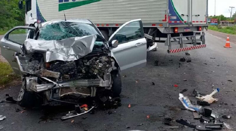 Carro fica destruído em colisão com caminhão na ERS-030