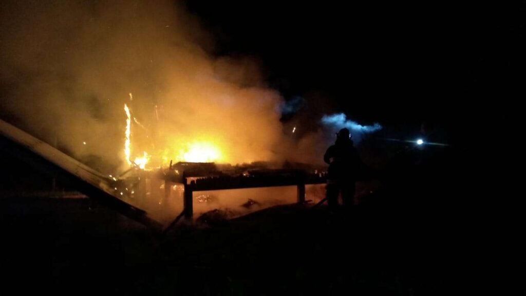 Incêndio em residência deixa um morto e outro ferido em Balneário Pinhal