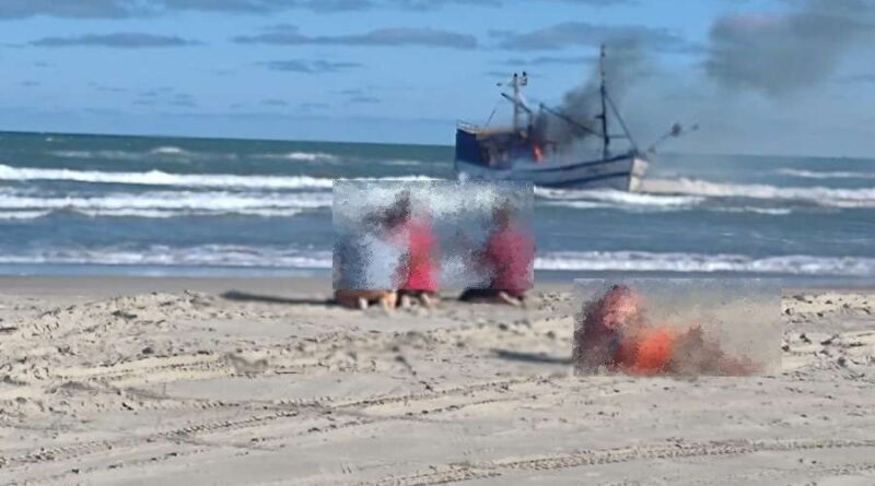 Tripulantes morrem após barco encalhado pegar fogo na praia