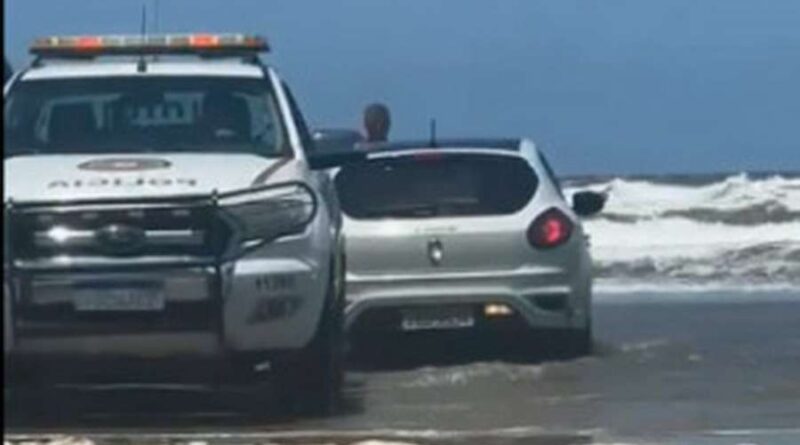 Maré sobe e surpreende dono de carro na beira mar