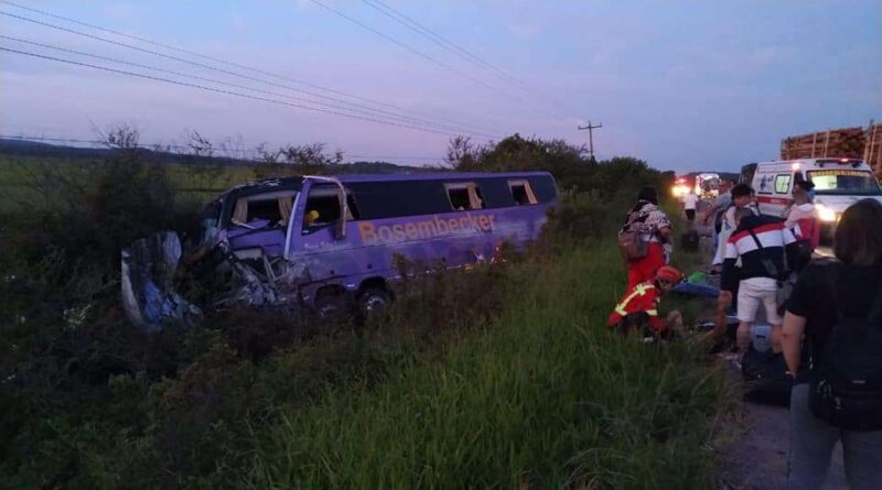 Acidente entre ônibus e caminhão deixa 8 feridos na BR-290: um grave