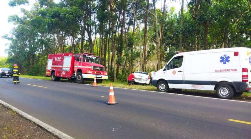 Motorista perde controle e carro colide em árvore na ERS-040