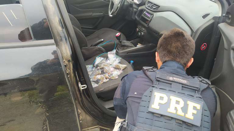 Motorista de aplicativo é preso com mix de diversas drogas fracionadas para a venda na Freeway