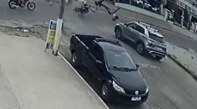 Motorista tenta fugir de abordagem e se envolve em acidente com motociclistas em Tramandaí (vídeo)