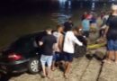Carro quase cai dentro do Rio Tramandaí na Barra de Imbé