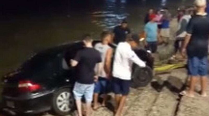 Carro quase cai dentro do Rio Tramandaí na Barra de Imbé
