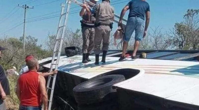 Ônibus tomba e deixa feridos na ERS-040 em Capivari do Sul