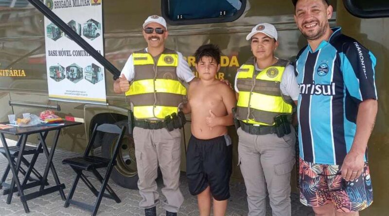 Menino sai desorientado do mar e procura policiais para encontrar familiar