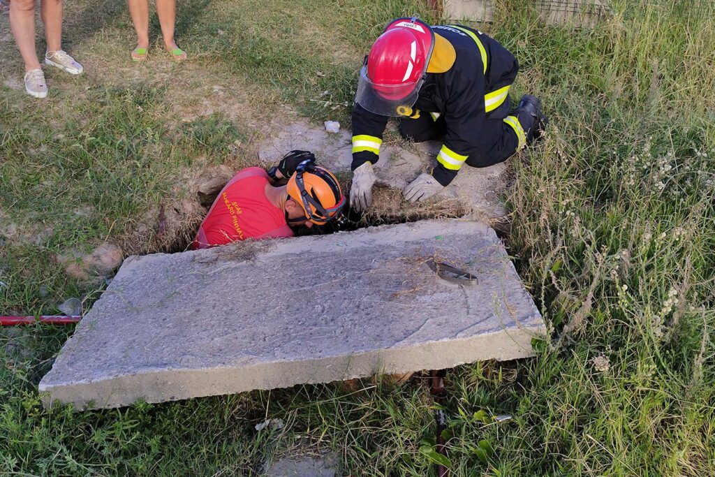 Cão preso em bueiro é resgatado em Balneário Pinhal