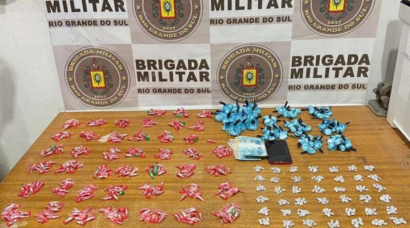 BM apreende arma, munições e mais de 900 porções de drogas durante Operação em Palmares do Sul