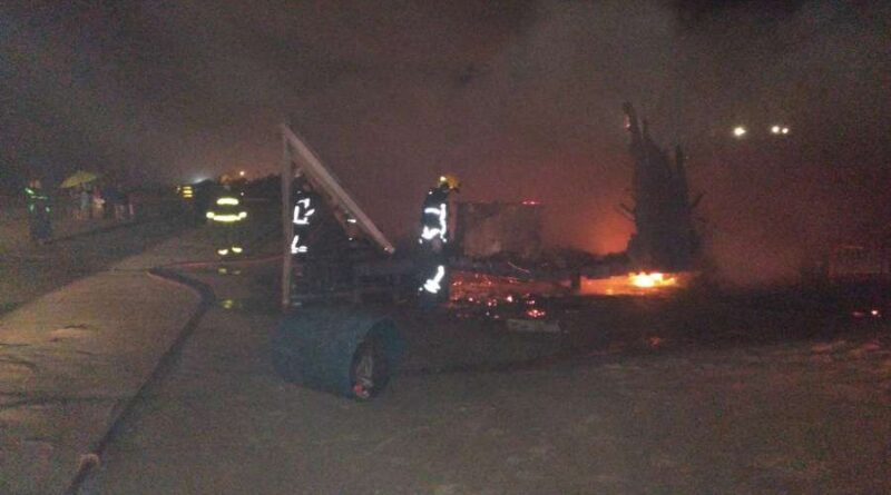 Quiosque é destruído pelo fogo na beira mar de Imbé