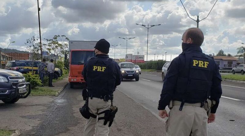 Caminhoneiros são flagrados batendo caminhão um no outro por 5km em Osório