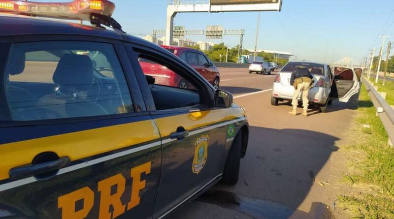 Carro roubado em assalto é recuperado circulando na freeway
