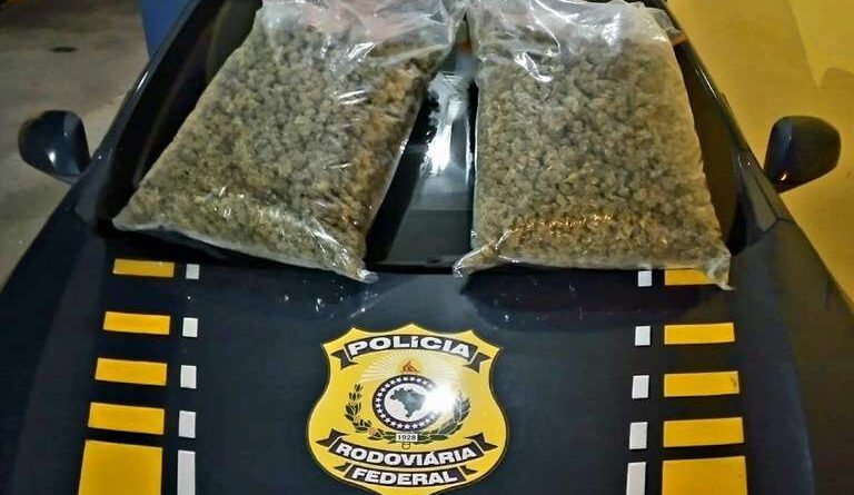 Adolescente é flagrado com 7 kg de supermaconha na BR-290