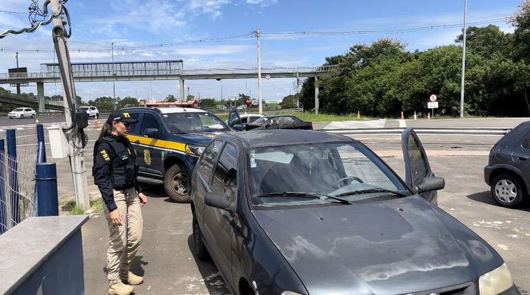 Homem é flagrado estrangulando mulher na freeway