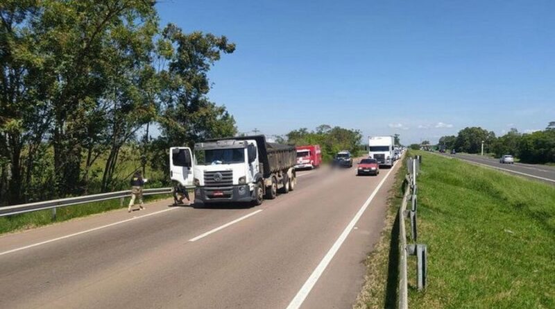 Motociclista morre em colisão com caminhão na BR-290