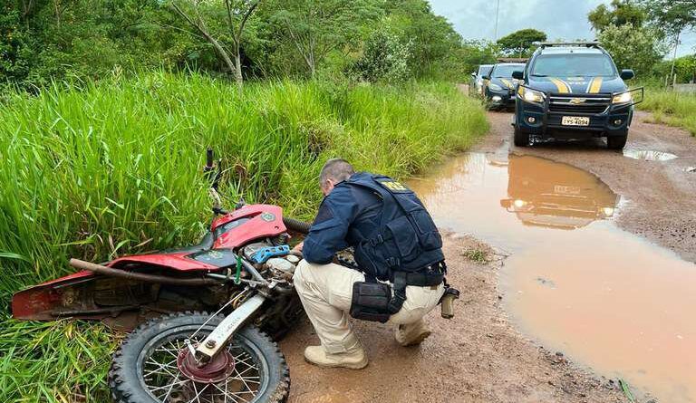 PRF flagra dupla apedrejando caminhões na BR-290