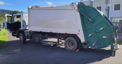Ciclista fica em estado grave após acidente envolvendo caminhão de lixo em Osório