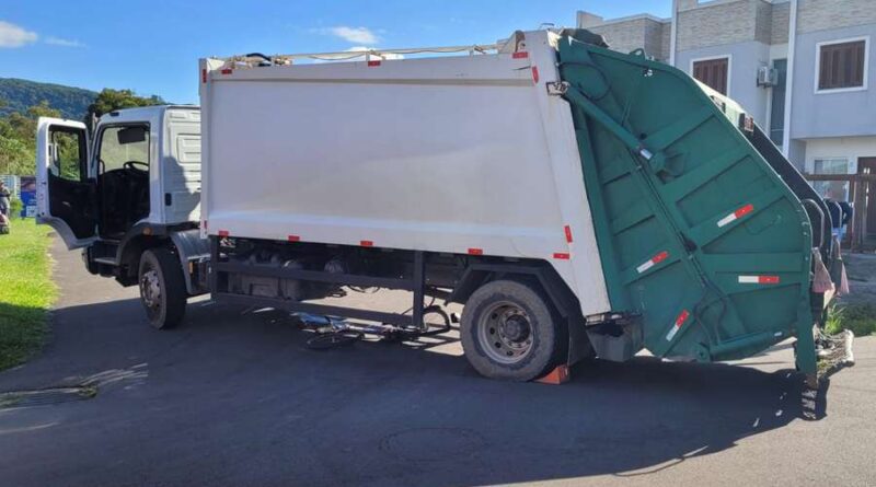 Ciclista fica em estado grave após acidente envolvendo caminhão de lixo em Osório