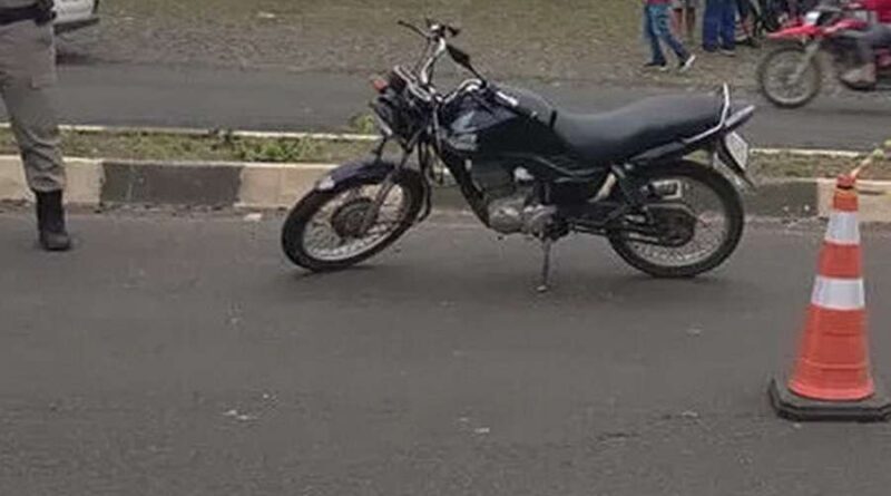 Motociclista morre ao colidir em poste em Torres
