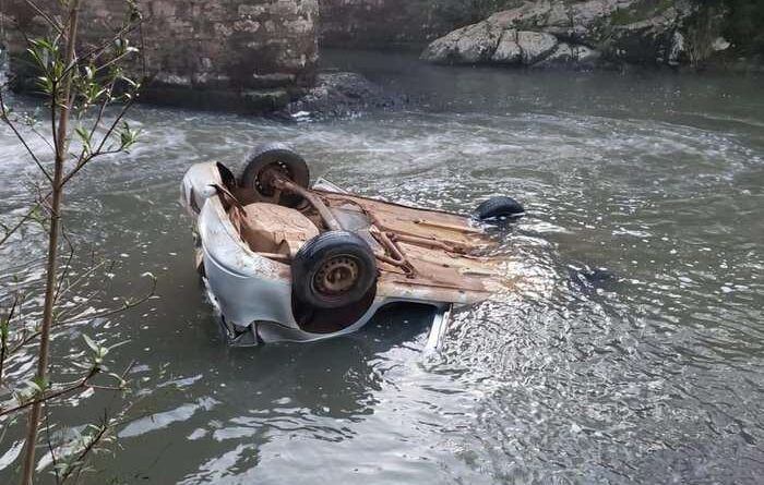 Homem morre após carro cair de ponte no RS