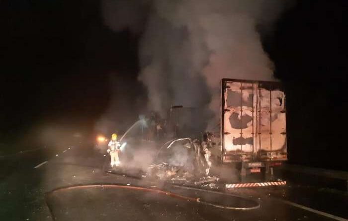 Incêndio destrói caminhão na freeway