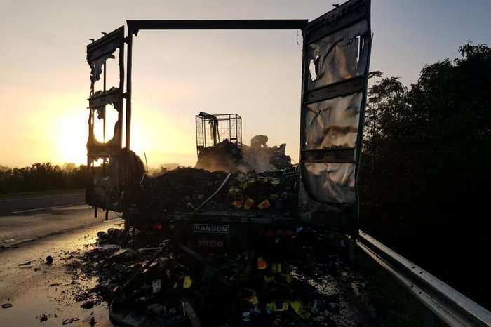 Incêndio destrói caminhão na freeway