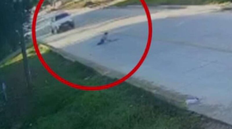 Bebê é atropelado por carro depois de engatinhar até a rua no RS