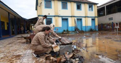 Entrega de materiais e mobiliário para escola afetada por enxurrada em Caraá reforça mutirão pelo recomeço