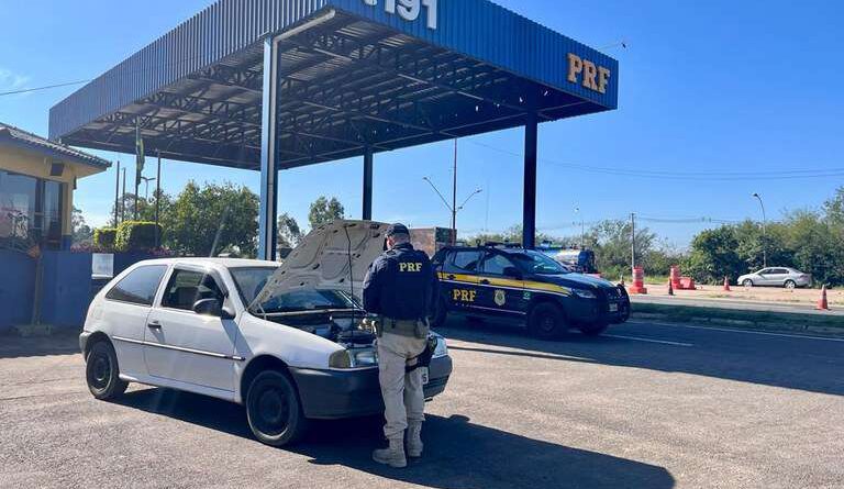 Idoso é flagrado dirigindo carro furtado na BR-290