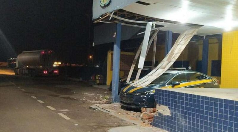 Caminhão bate em posto da PRF em rodovia do RS