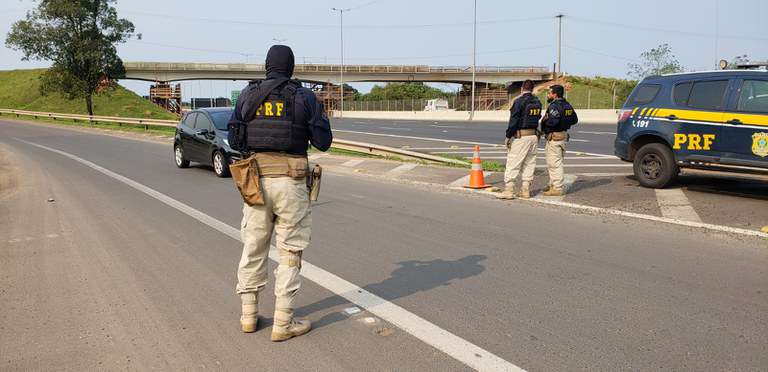 Carro roubado há 15 dias é recuperado na freeway