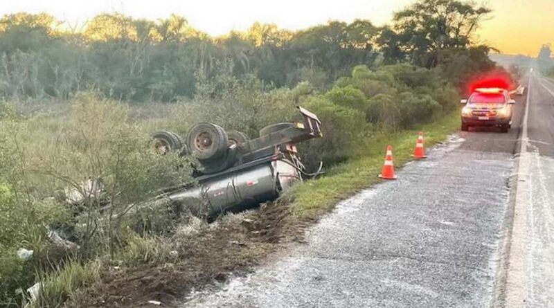 Caminhoneiro fica gravemente ferido em acidente na BR-290