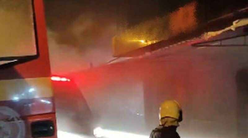 Bombeiros atendem ocorrência de fogo em empresa de Tramandaí