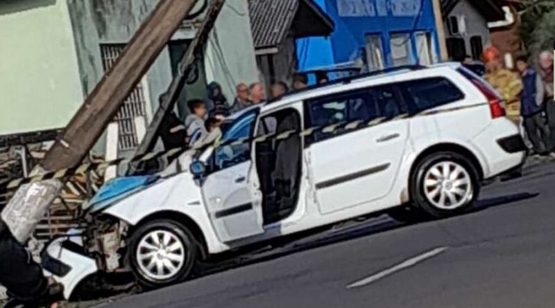 Motorista perde controle de carro e derruba poste em Osório
