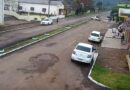 Motorista perde o controle da direção do carro ao desviar de bola em Maquiné (vídeo)