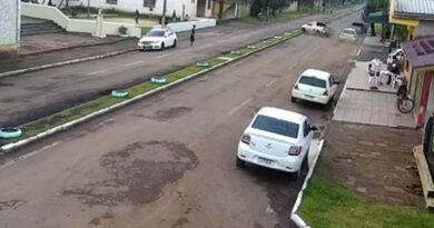 Motorista perde o controle da direção do carro ao desviar de bola em Maquiné (vídeo)
