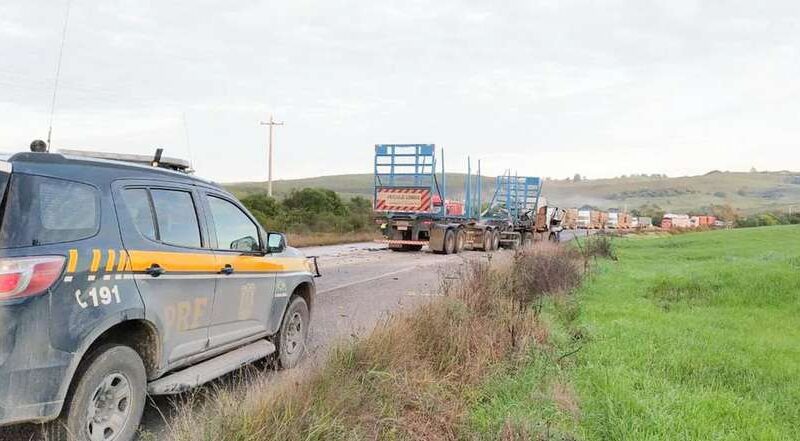 Colisão frontal entre duas carretas deixa um morto na BR-290