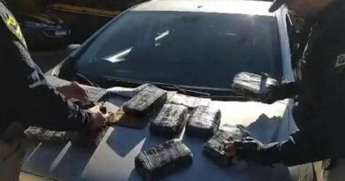 Carro roubado e usado em homicídio no Litoral é flagrado com cerca de R$ 2 milhões em cocaína