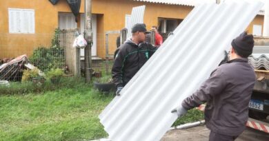 Osório inicia trabalho de distribuição de telhas e lonas para famílias atingidas pelo ciclone