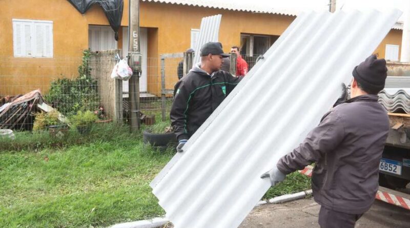 Osório inicia trabalho de distribuição de telhas e lonas para famílias atingidas pelo ciclone