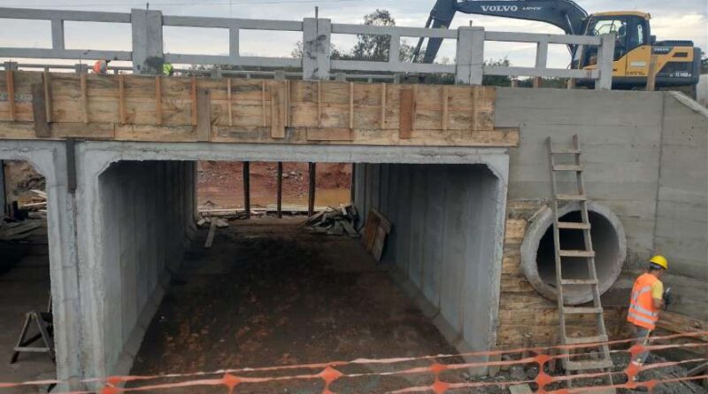 Avança serviços de reconstrução de ponte da ERS-474 destruída pelo ciclone
