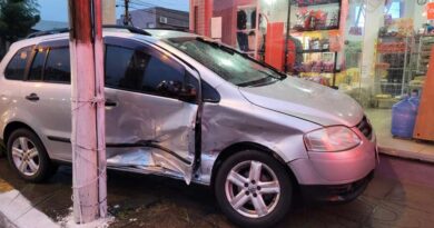 Veículo quase invade mini mercado após acidente em Osório