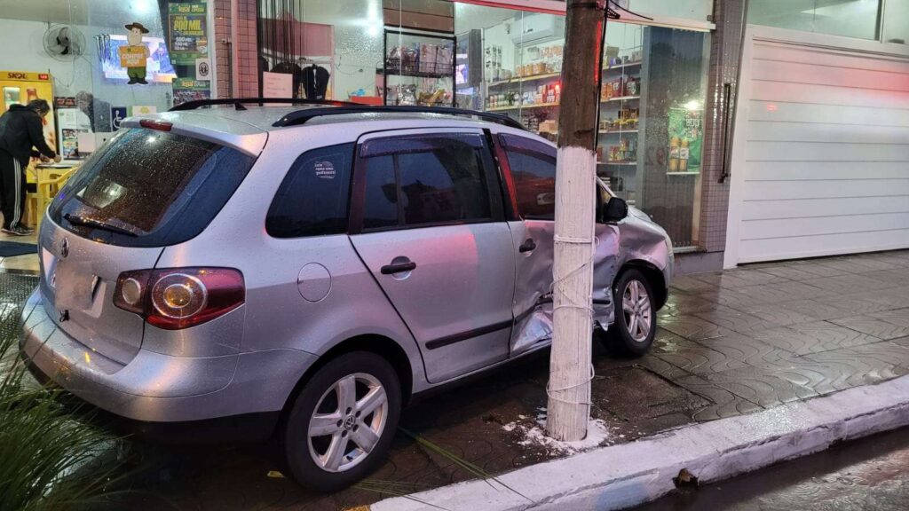 Veículo quase invade mini mercado após acidente em Osório