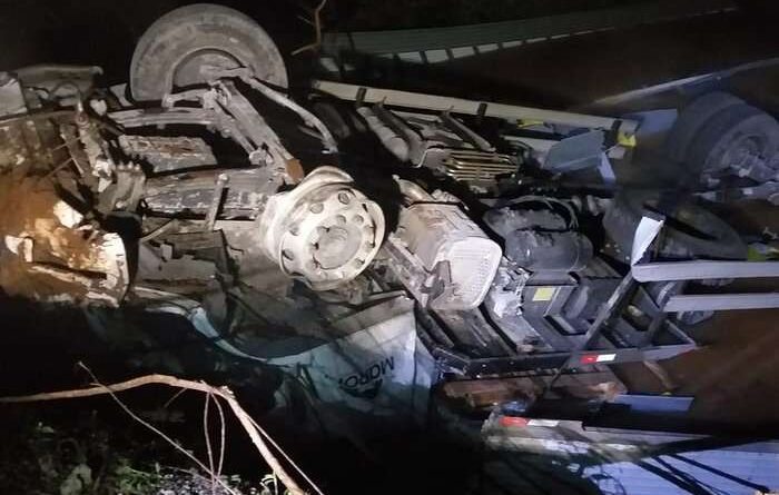 Motorista morre afogado após caminhão cair de ponte no RS